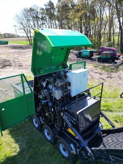 A fully electric mobile shredder JENZ 4  