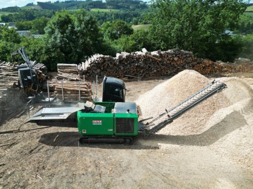 A new tracked chipper 1  